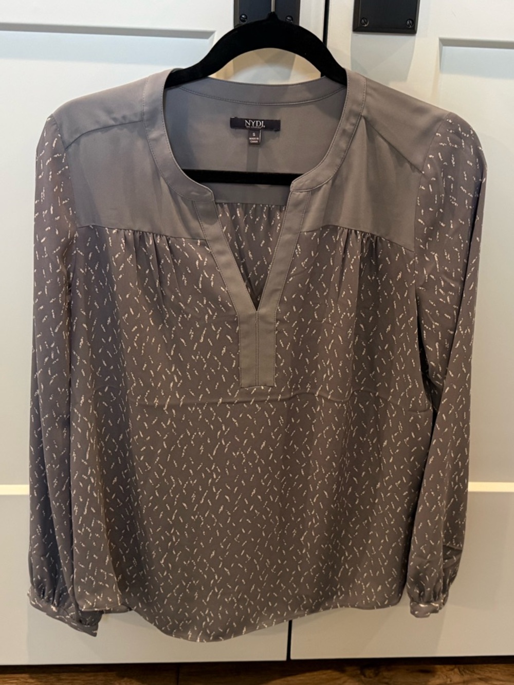 NYDJ Women’s Gray & Ivory Printed Long-Sleeve V-Slit Blouse, Small
